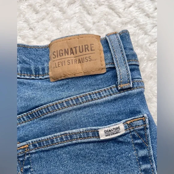 Levi’s High Rise Festival Light Blue Wash Denim Cutoff Frayed Cuffed Hem Shorts - Picture 7 of 11